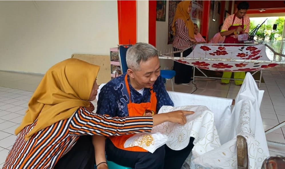 TERAPI KERJA: Praktik kemampuan membatik di RSJD dr Arif Zainudin di Surakarta, Rabu (17/9).