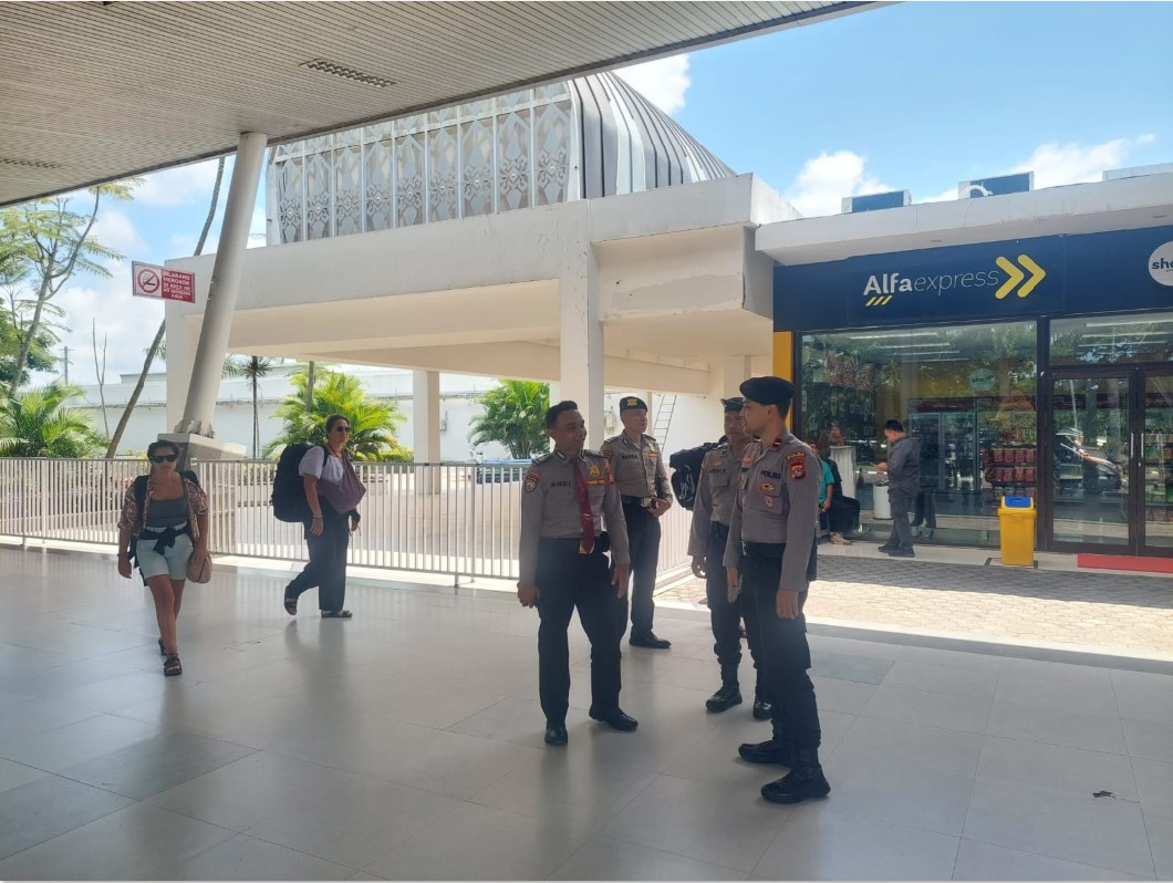 PENGAMANAN: Personel Subsatgas Pamobvit memantau situasi keamanan di area Bandara Internasional Zainuudin Abdul Madjid.