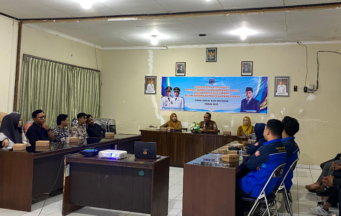 Pembukaan bimtek Karang Taruna oleh Kepala Dinas Sosial Kota Mataram Lalu Samsul Adnan.