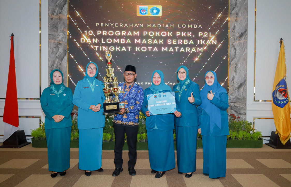 Camat Ampenan Muzakir Walad mengangkat piala Juara Umum sambil berfoto dengan Ketua TP PKK Provinsi NTB dan Ketua TP PKK Kota Mataram, Rabu (17/9).