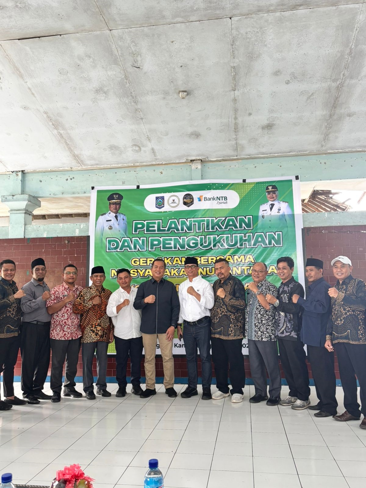 Gubernur NTB Lalu Muhamad Iqbal (tujuh dari kanan), Plh Kepala Dinas LHK NTB Ahmadi (empat dari kanan) bersama sejumlah pejabat saat pengukuhan GEBER Nusantara di eks kantor Camat Gunungsari, (18/9).