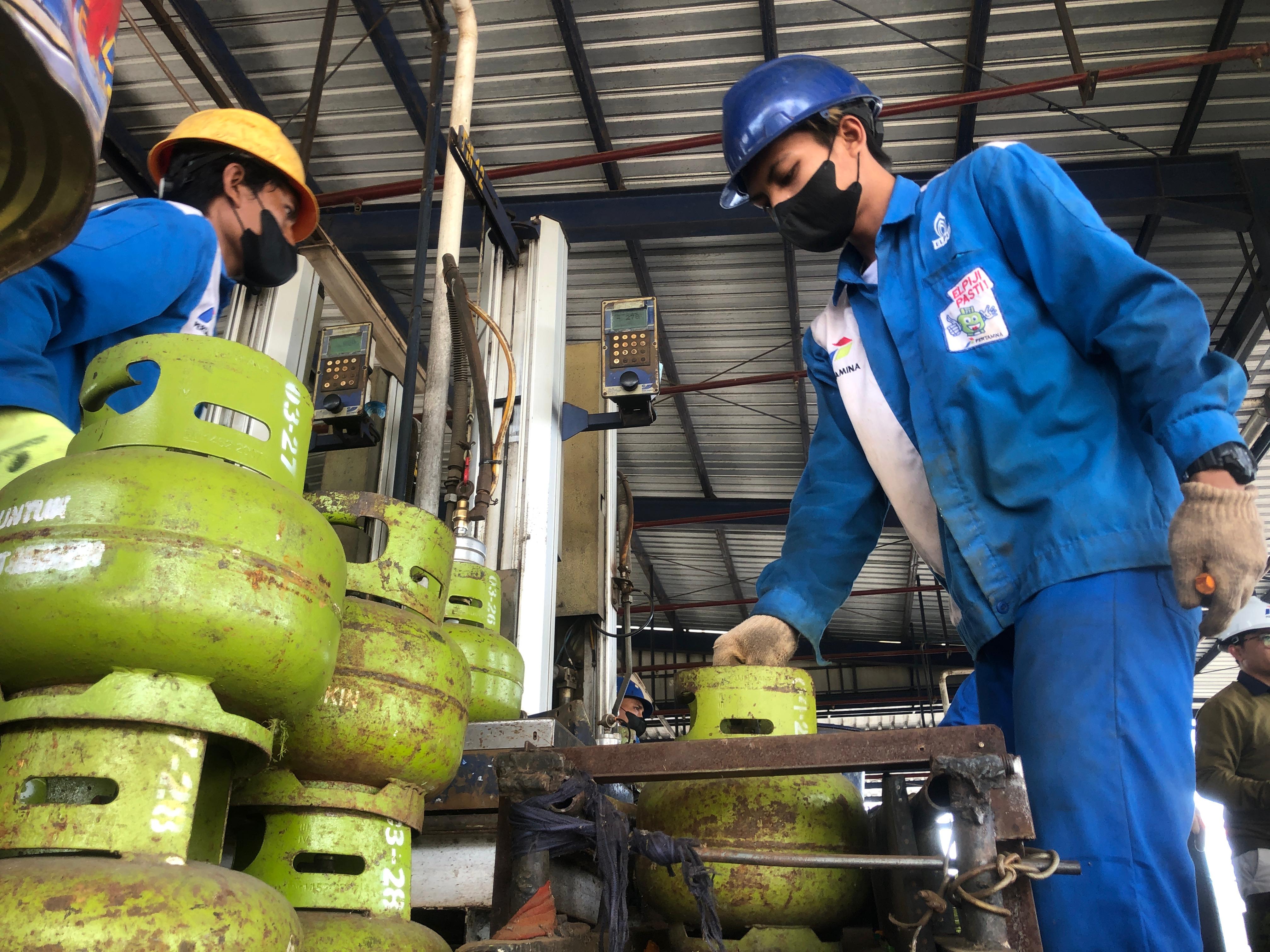 BUTUH TAMBAHAN: Sejumlah pekerja saat mengisi tabung gas elpiji subsidi di SPPBE Kuripan, Kamis (19/8).