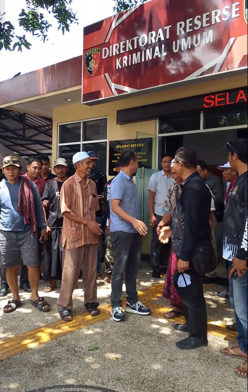 Sejumlah keluarga Brigadir Esco melakukan hearing ke Polda NTB untuk mempertanyakan penanganan kasus pembunuhan Brigadir Esco, beberapa waktu lalu.