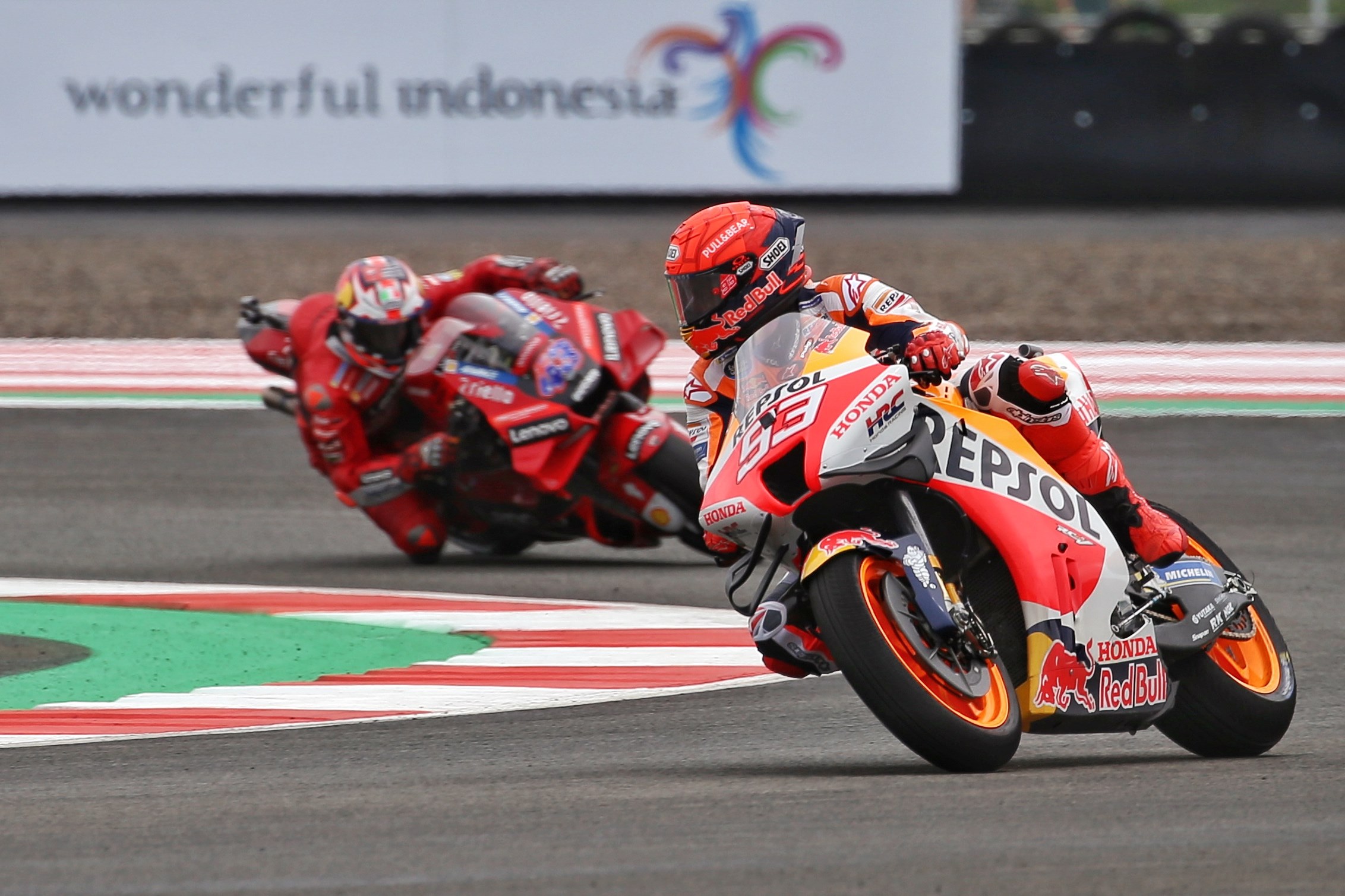 BERSAING: Dua pembalap MotoGP berkejaran di lintasan Sirkuit Mandalika, tahun lalu.