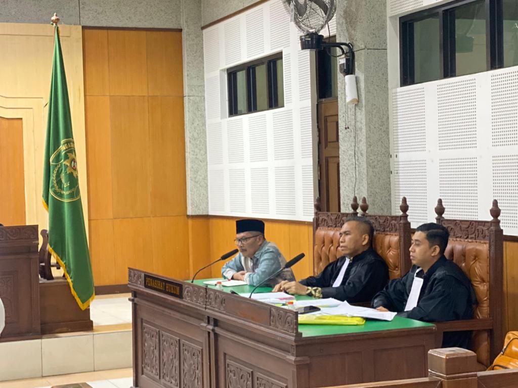 PERSIDANGAN: Tersangka korupsi pengelolaan lahan NCC Rosiady Sayuti didampingi penasihat hukumnya menghadiri sidang di PN Tipikor Mataram, Kamis (18/9).&nbsp;&nbsp;
