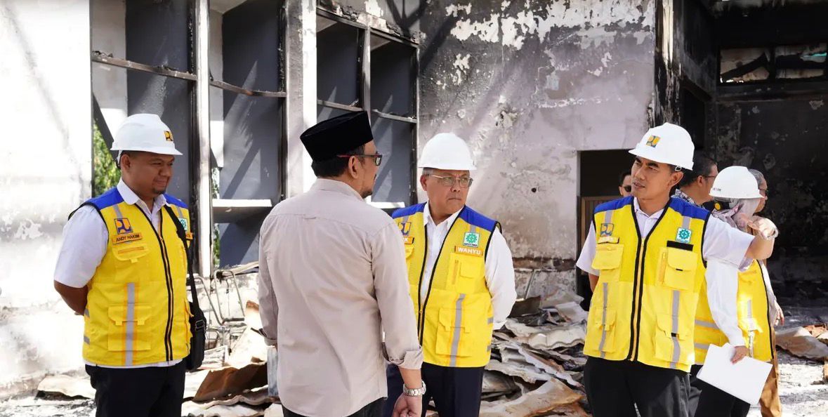 SEGERA DITANGANI: Sekretaris DPRD NTB Hendra Saputra (peci hitam) saat mendampingi kunjungan kerja tim dari Kementerian PU, yakni melihat kondisi kerusakan gedung DPRD NTB, Selasa (16/9).