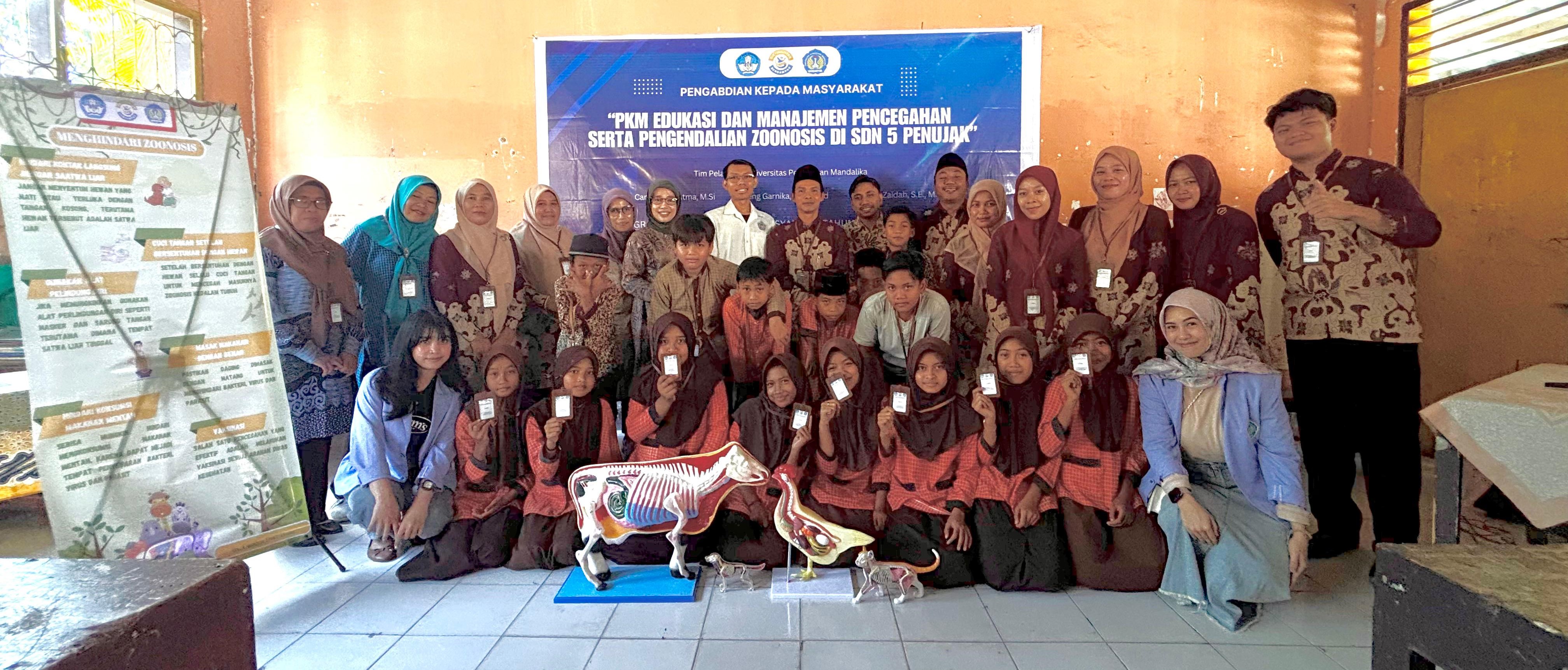 Dosen dan mahasiswa Undikma  foto bersama murid usai memberikan edukasi pencegahan dan pengendalian zoonosis di SDN 5 Penujak, Kecamatan Praya Barat Daya, Kabupaten Lombok Tengah, belum lama ini.