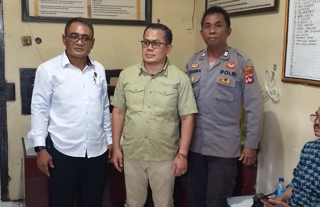 DITANGGUHKAN PENAHANANNYA: Tersangka korupsi pengadaan masker Wirajaya Kusuma berjalan ke ruang tahanan Polresta Mataram, beberapa waktu lalu.&nbsp;