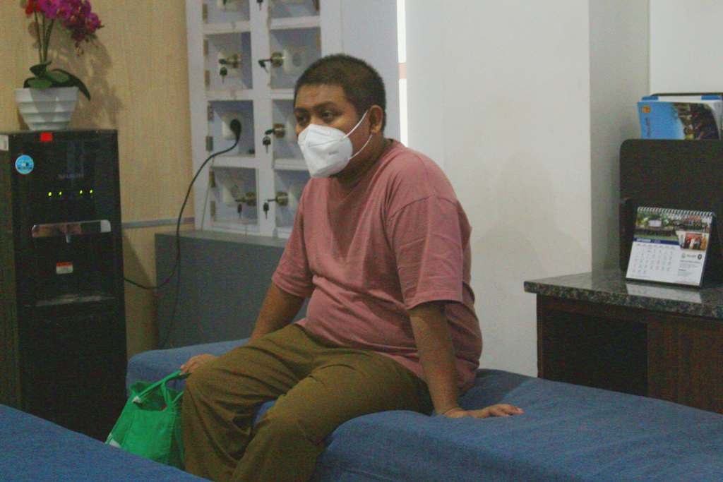PELIMPAHAN KE JAKSA: Tersangka pelecehan seksual terhadap mahasiswi berinisial WJ duduk di kursi saat hendak dilimpahkan ke jaksa di kantor Kejari Mataram, Kamis (18/9).&nbsp;