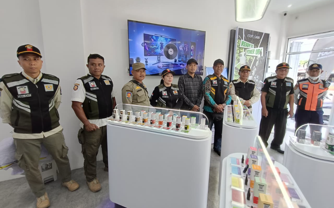 Satgas turun ke lapangan, tempel stiker, hingga periksa toko vape untuk pastikan kepatuhan cukai.