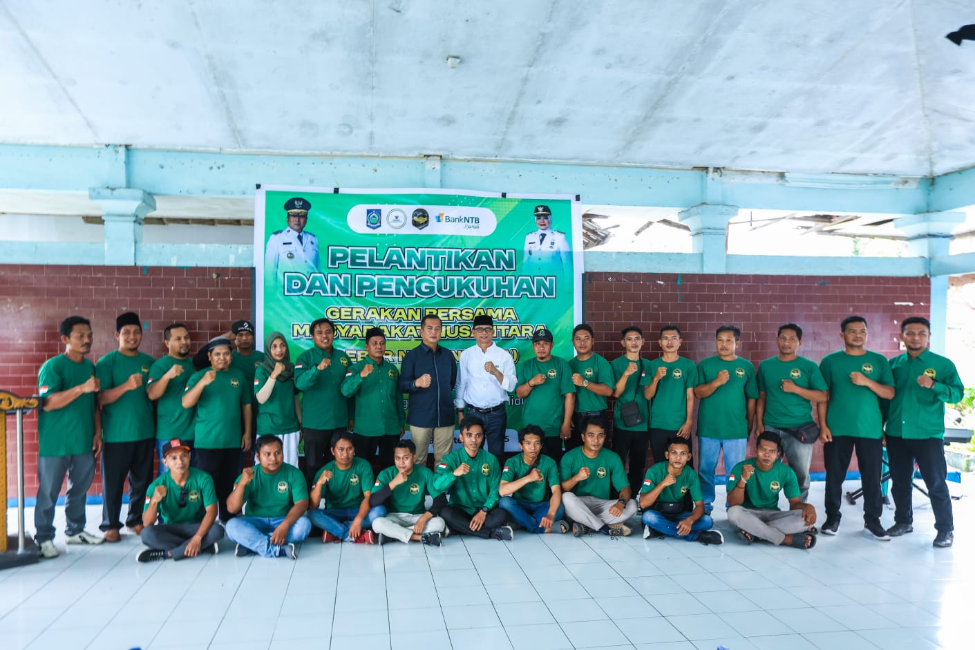 DIKUKUHKAN: Gubernur NTB Lalu Muhammad Iqbal saat mengukuhkan organisasi Masyarakat Nusantara (GEBER) di Gedung Eks Camat Gunungsari, Rabu (18/9).