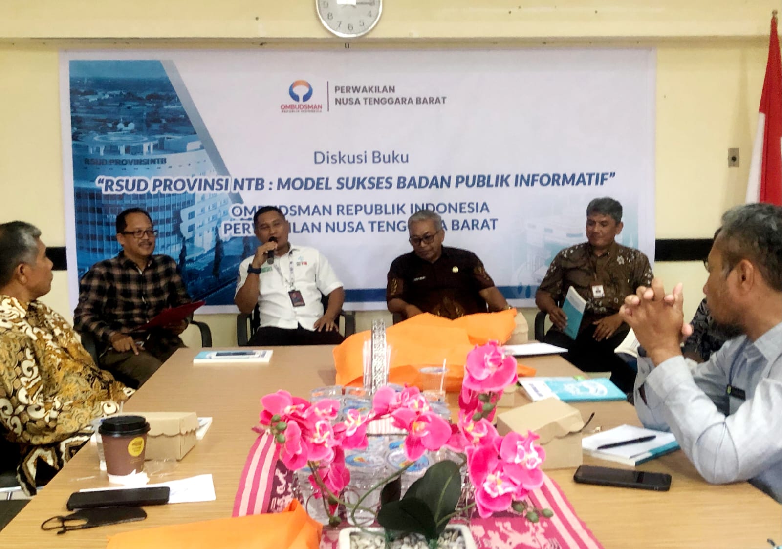 DISKUSI BUKU: Direktur RSUD Provinsi NTB dr. HL Herman Mahaputra saat menyampaikan sambutan dalam acara diskusi buku di Kantor Ombudsman RI Perwakilan NTB, Kamis (18/9).