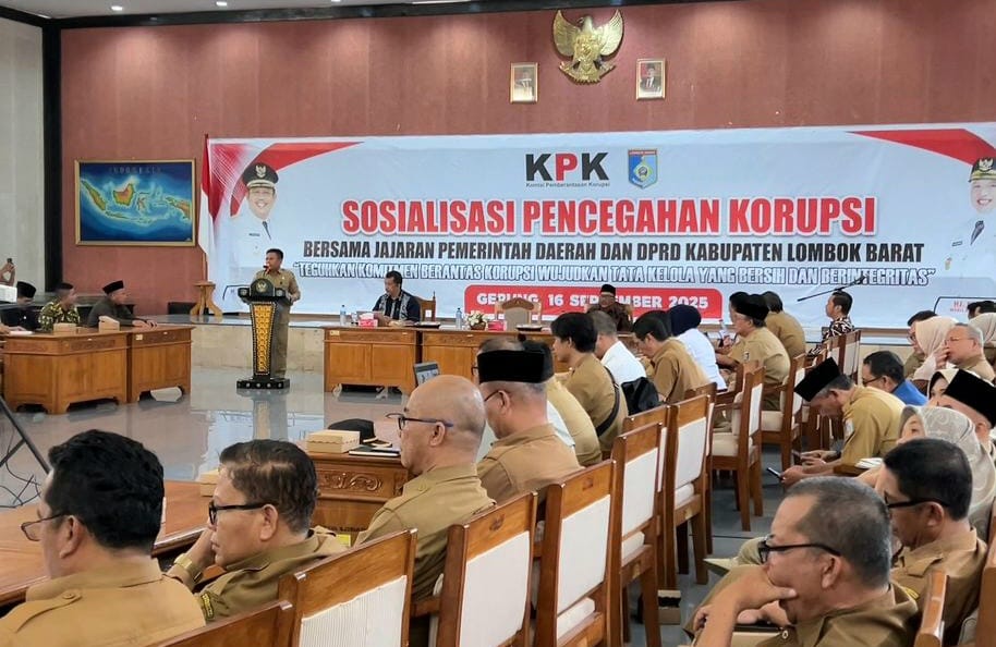 CEGAH KORUPSI: Pemkab Lombok Barat menghadirkan Ketua Satgas Pencegahan Wilayah V KPK Dian Patria yang hadir sebagai narasumber sosialisasi pencegahan korupsi di lingkup Pemkab Lobar, Selasa (15/9).
