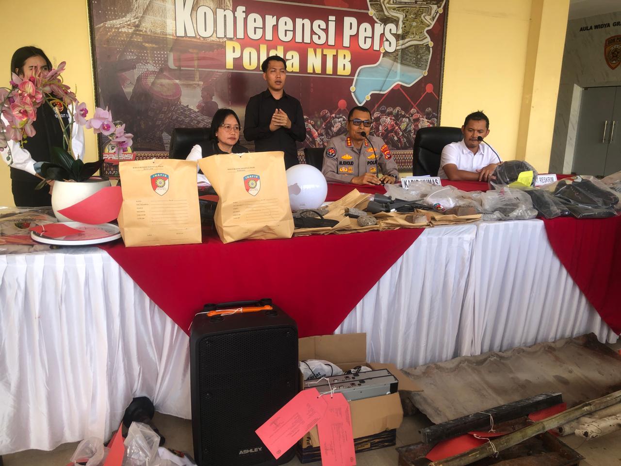 BERI KETERANGAN: Pihak Polda NTB saat melaksanakan konferensi pers, Rabu (17/9).