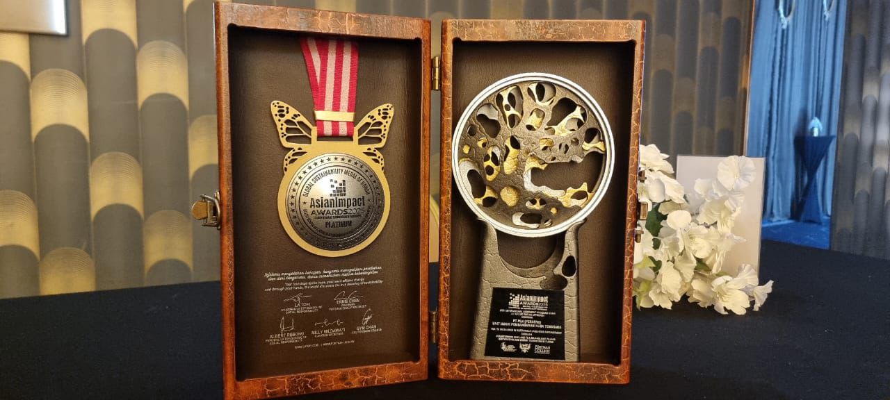 Penghargaan PLN UIP Nusra Platinum (Excellence) Award pada ajang Asian Impact Awards 2025 kategori Sustainable Livelihood Empowerment.