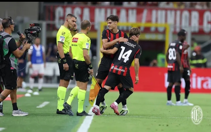 Samuele Ricci dan Luka Modric dalam sebuah pertandingan yang dimainkan AC Milan.