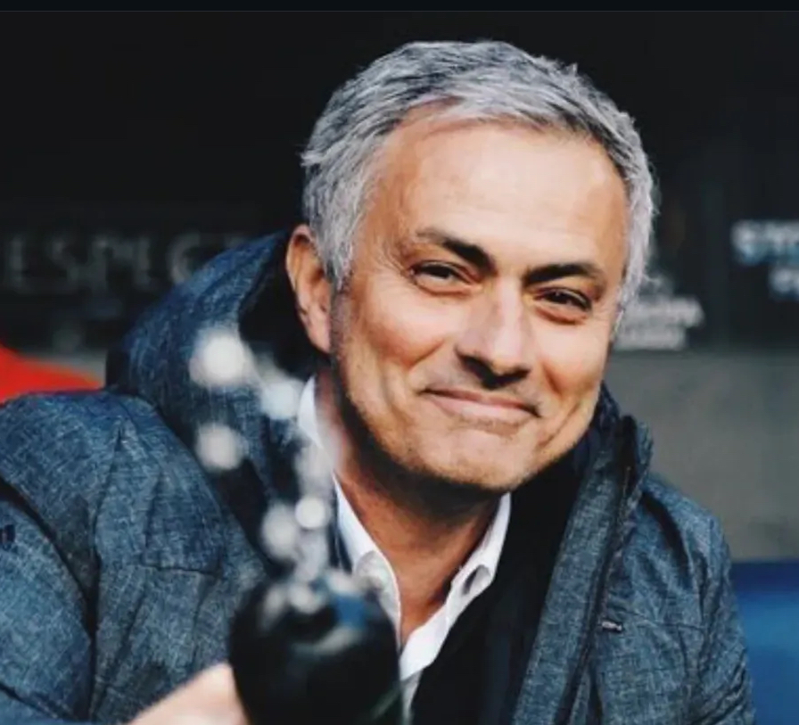 Benfica resmi pecat Bruno Lage usai kalah dari Qarabag. Jose Mourinho jadi kandidat kuat dan berpeluang kembali ke Liga Champions.
