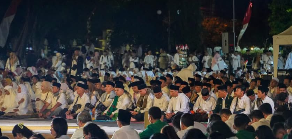 Umat Muslim berkumpul di Lapangan Sangkareang Kota Mataram