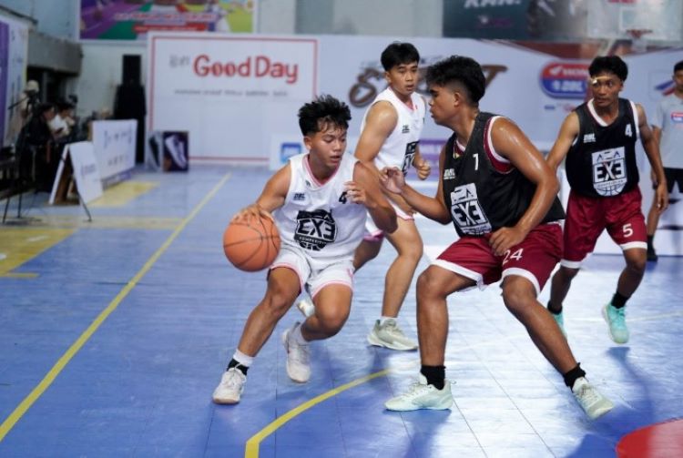 Potret pertandingan SMAN 1 Terara (jersei putih) kontra MAN 1 Mataram (jersei gelap) saat bertanding di AZA 3X3 Competition 2025 West Nusa Tenggara.