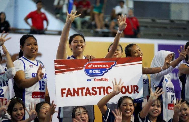 Indria Alya (barisan atas, kedua dari kiri) saat berhasil membawa timnya melaju ke Fantastic Four DBL West Nusa Tenggara.