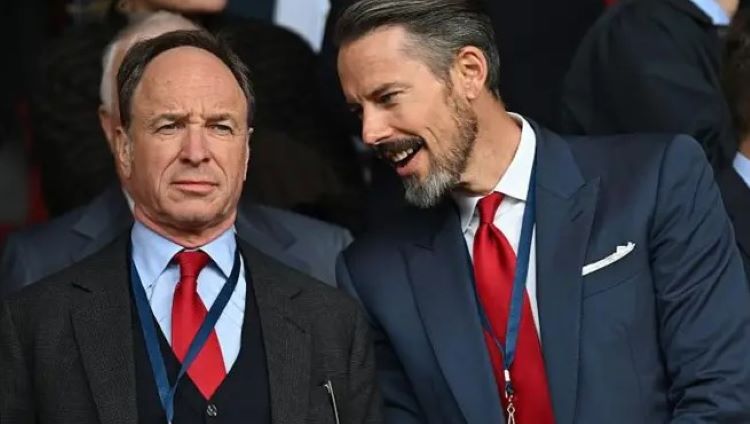 Tim Lewis bersama Josh Kroenke saat menyaksikan pertandingan Arsenal.