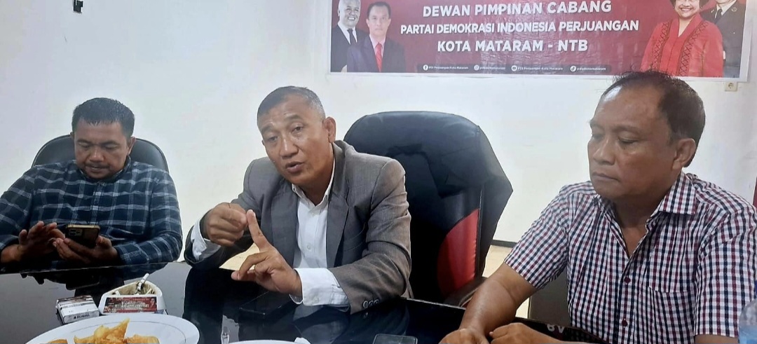 Anggota DPRD NTB dari PDIP menyampaikan sikap menolak dana penyertaan modal ke PT GNE, Rabu (17/9). Dari kanan ke kiri (Made Slamet, Raden Nuna Abriadi, Suhaimi).