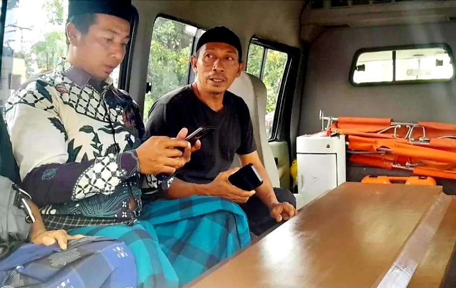 AKHIRNYA TERUNGKAP: Samsul Herawadi, ayah almarhum Brigadir Esco saat membawa pulang jenazah putranya setelah diotopsi di RS Bhayangkara Mataram beberapa waktu lalu.