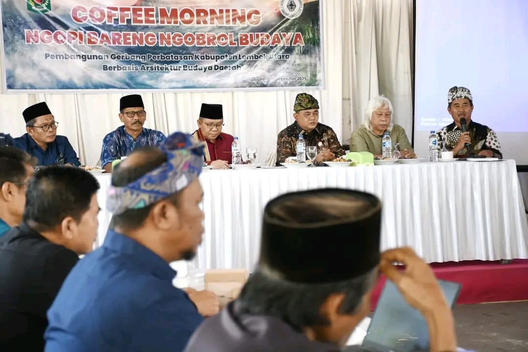 SERIUS TAPI SANTAI: Suasana ngopi bareng dan ngobrol budaya di sebuah lesehan. Dalam kesempatan itu hadir para budayawan