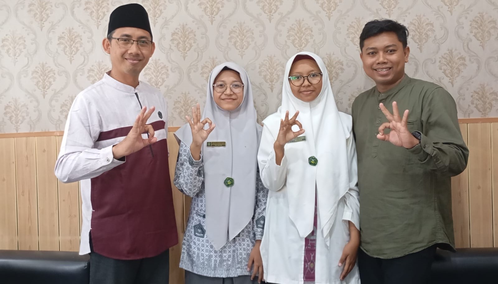 Kepala MAN 3 Mataram Lalu Mufti Sadri (kiri) foto bersama siswanya yang akan melaju ke ajang OMI tingkat NTB di madrasah setempat, Jumat (19/9).