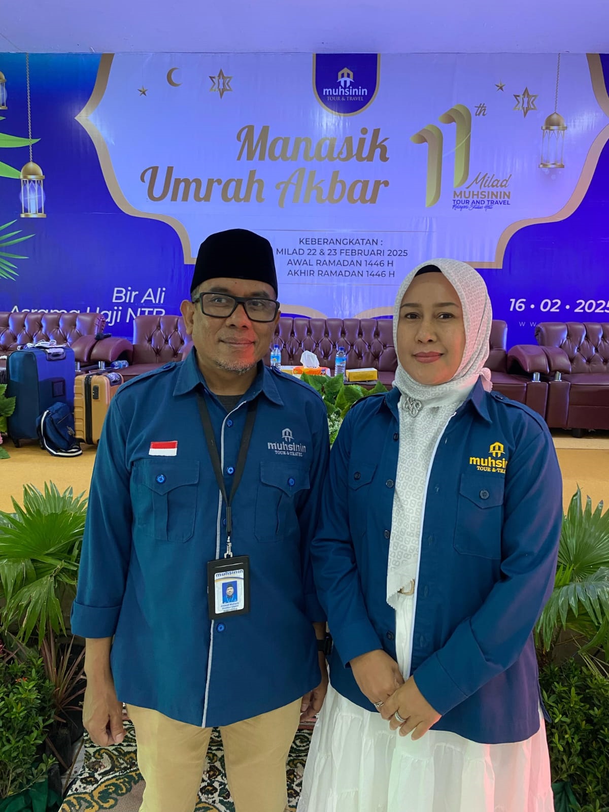 MELAYANI SEPENUH HATI: Dirut Muhsinin Tour and Travel Ahmad Muharis dan istri.