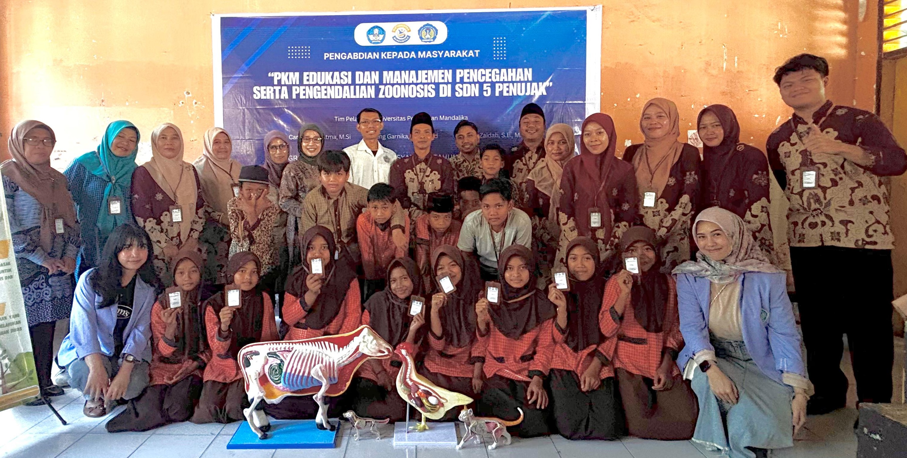 Dosen dan mahasiswa Undikma  foto bersama murid usai memberikan edukasi pencegahan dan pengendalian zoonosis di SDN 5 Penujak, Kecamatan Praya Barat, Lombok Tengah, belum lama ini.