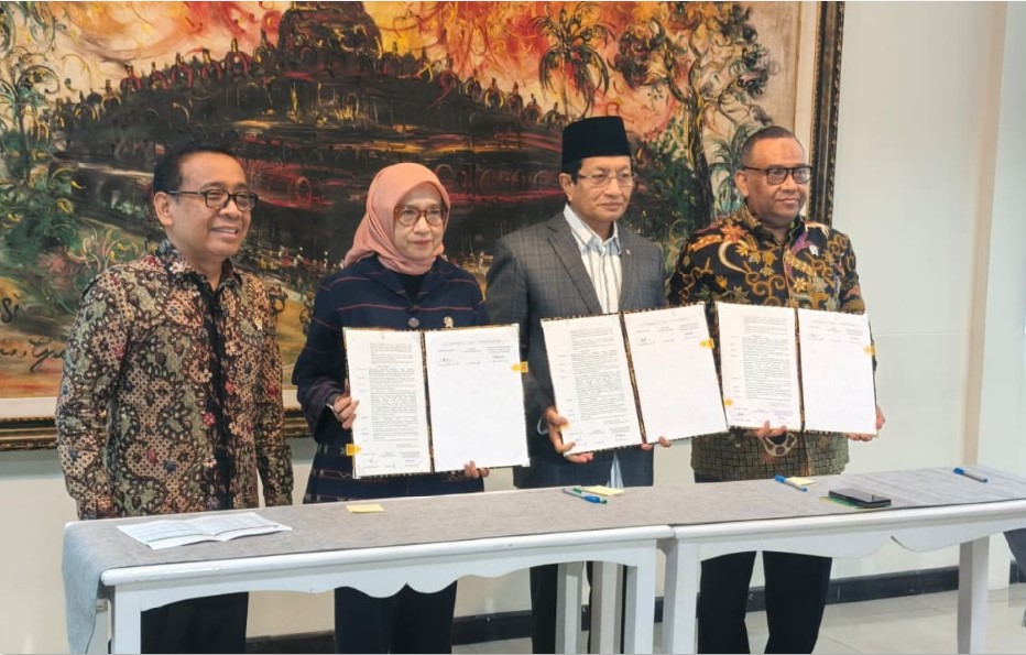 SEPAKAT LIBUR: Menko PMK Pratikno (kiri) mendampingi Menteri PAN RB Rini Widyantini, Menteri Agama Nasaruddin Umar, dan Wamenaker Afriansyah Noor menandatangani SKB 3 Menteri di kantor Kemenko PMK.
