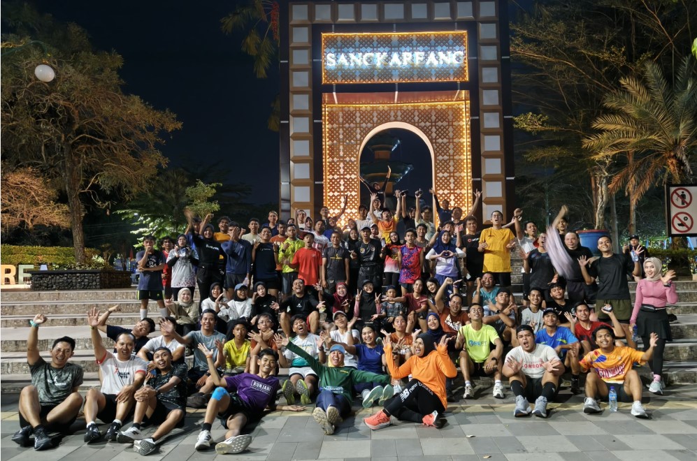 TETAP JALANI HIDUP SEHAT: Sejumlah pelari yang tergabung dalam Komunitas Runjani foto bersama usai berlari malam di Taman Sangkareang, beberapa waktu lalu.&nbsp;