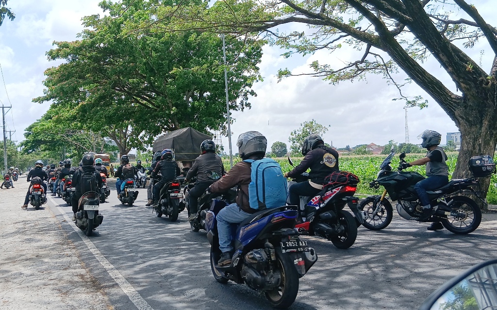 Beberapa pengendara sepeda motor dari komunitas motor yang ada di Pulau Jawa saat baru tiba di Lombok menggunakan kapal rute Surabaya-Lombok, Sabtu (20/9). (NURUL/LOMBOK POST)