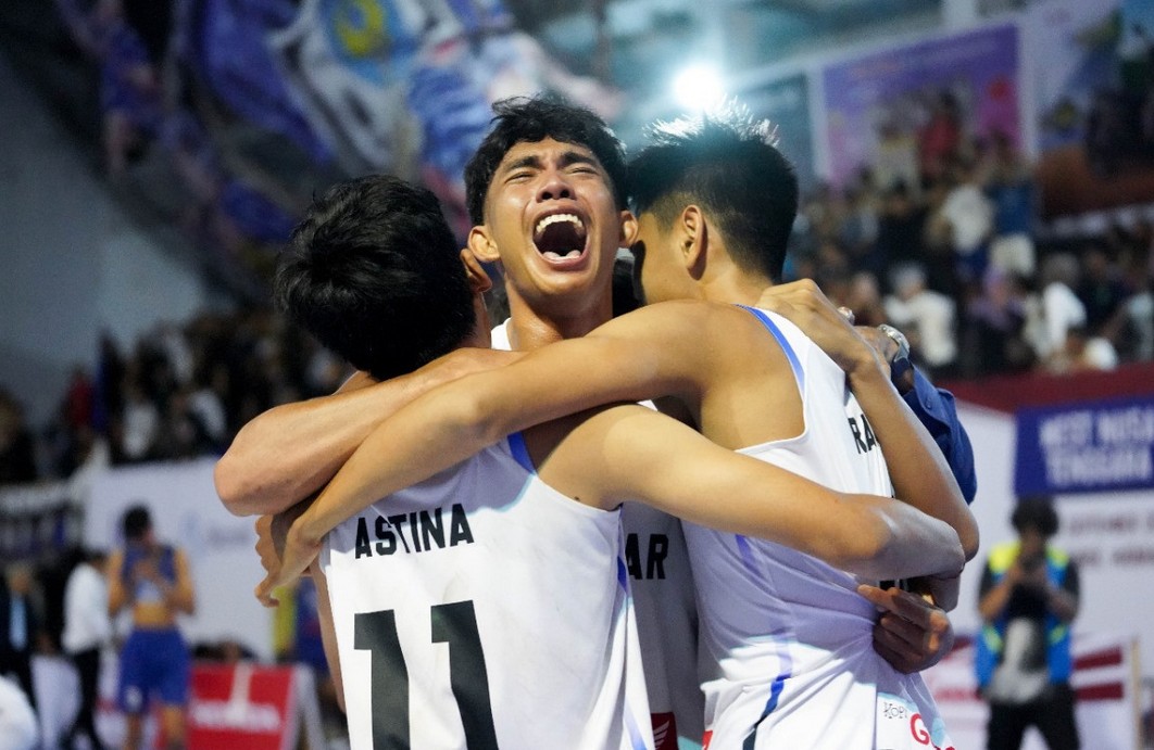 Pemain SMAN 1 Narmada putra merayakan lolosnya ke final Honda DBL with Kopi Good Day 2025 West Nusa Tenggara.
