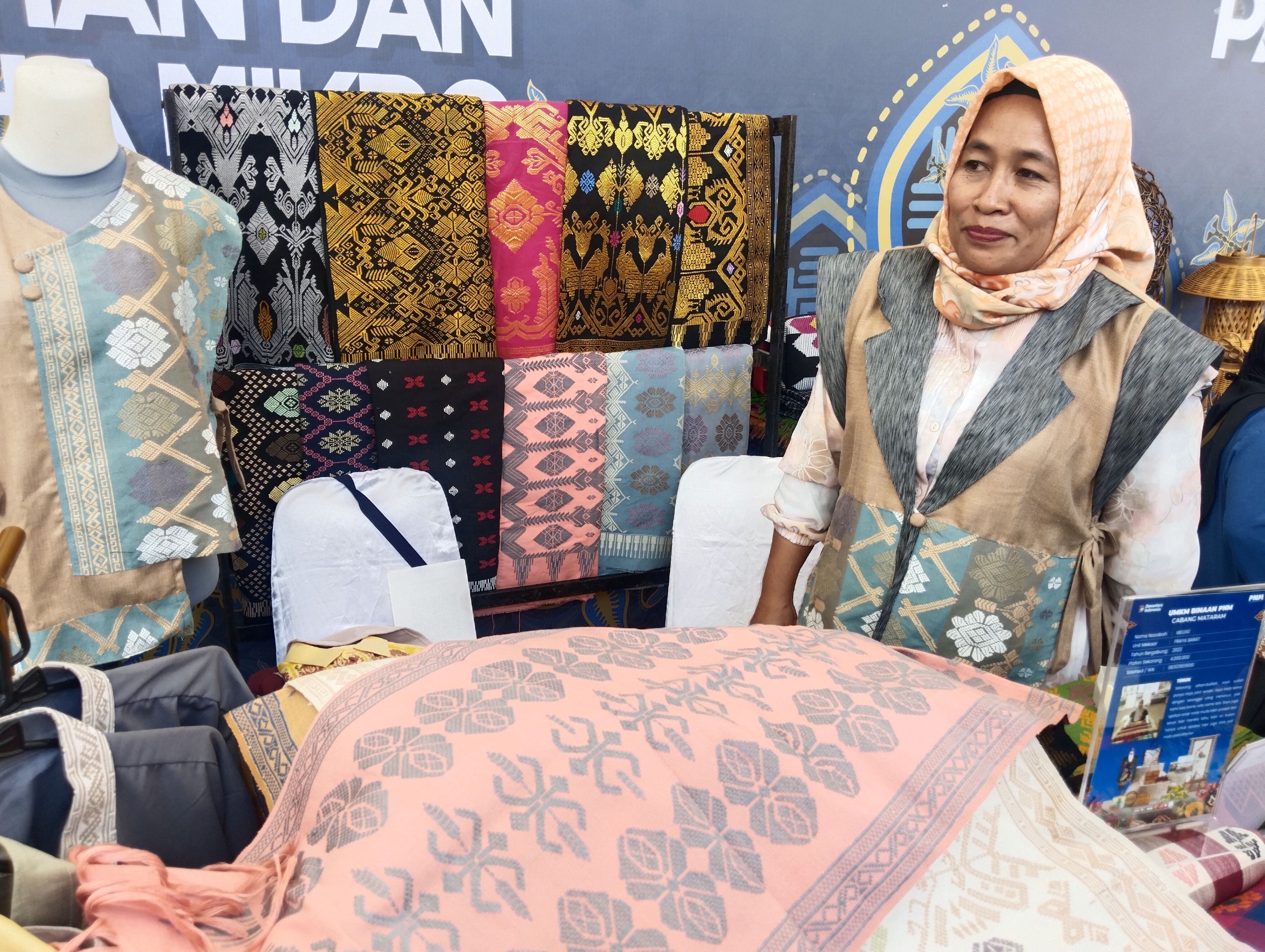 Meleke perkenalkan aneka produk kain tenun yang cantik dan segar dari Desa Batujai, Praya Barat, Lombok Tengah.