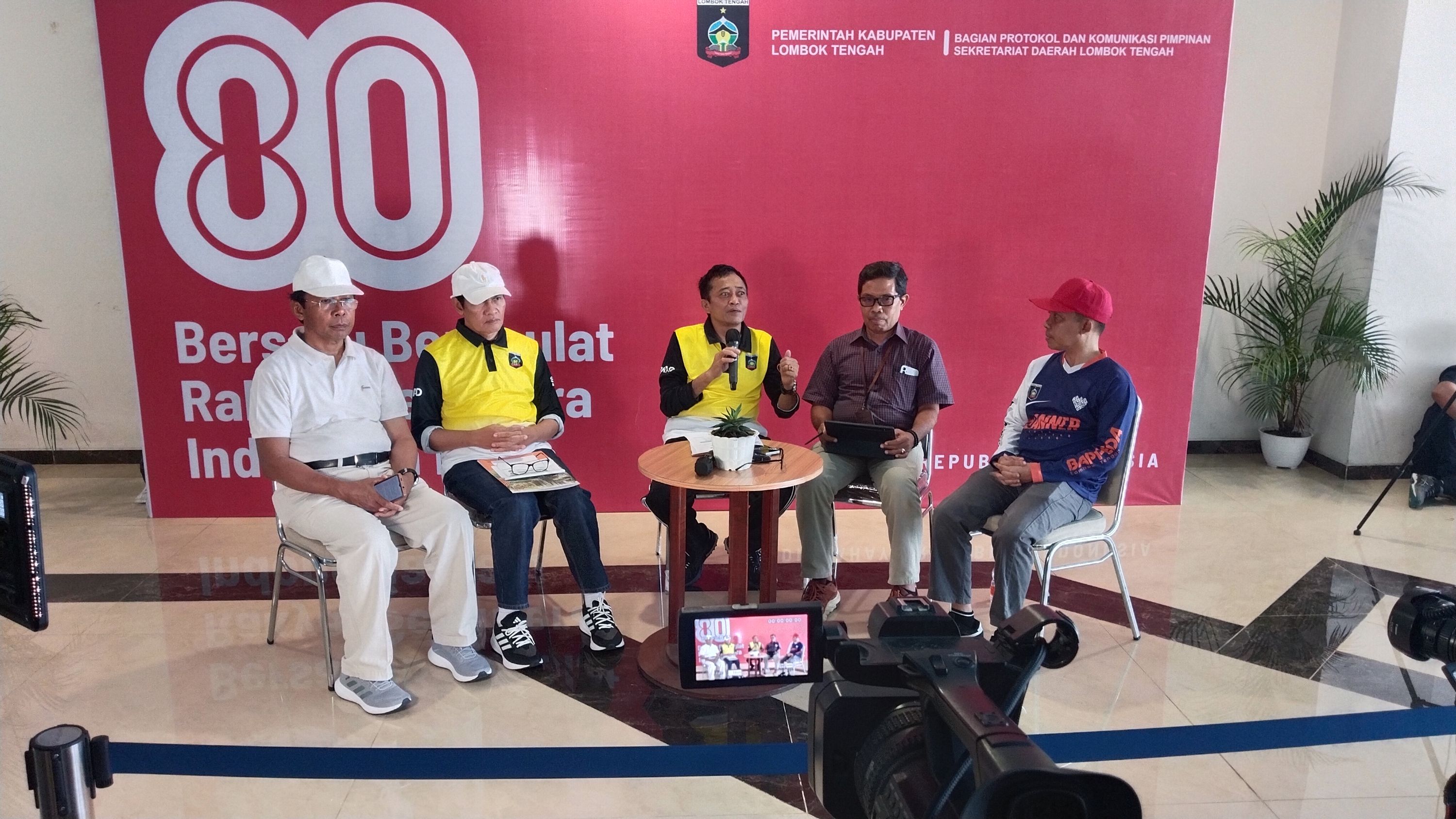 Bupati Lombok Tengah Lalu Pathul Bahri (tengah) beberkan penurunan angka kemiskinan di Lombok Tengah
