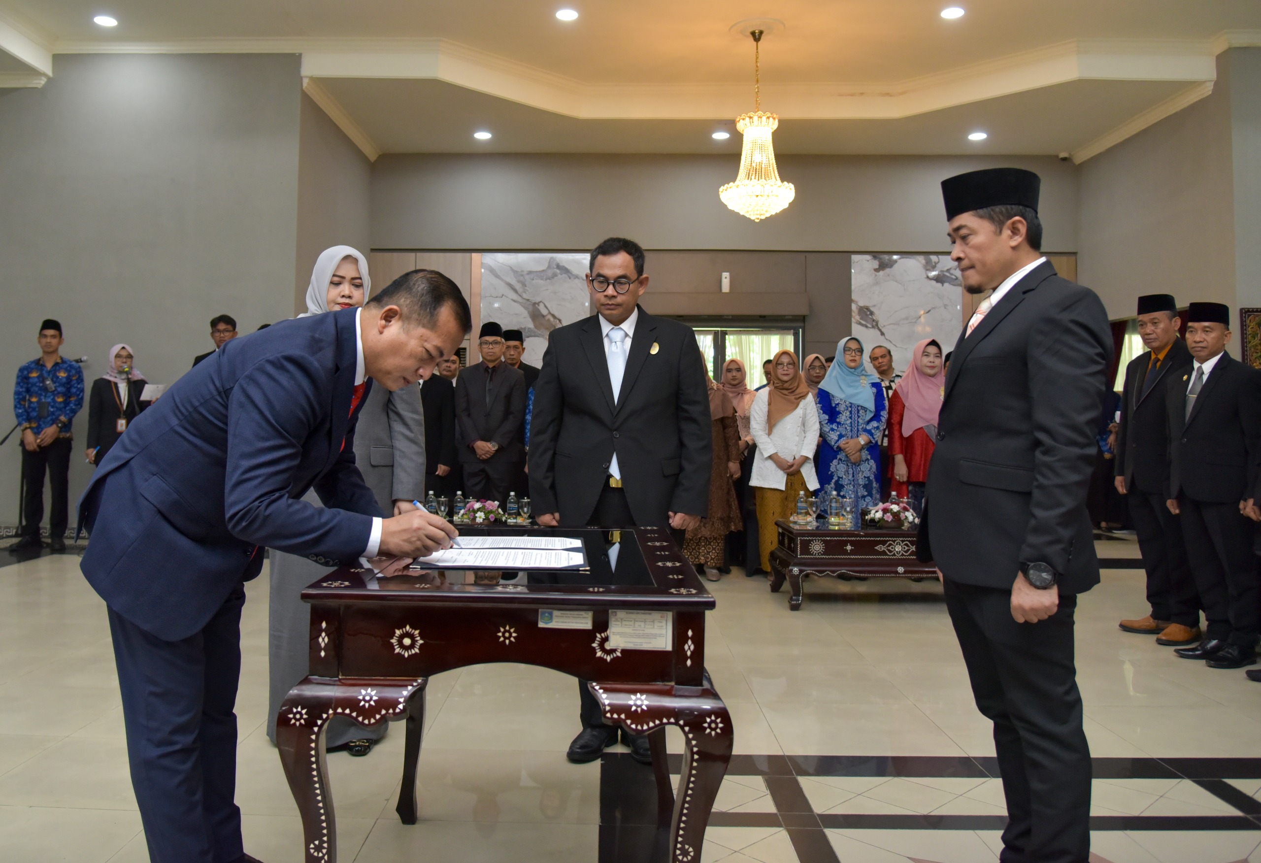 Irnadi Kusuma (kanan) saat dilantik Gubernur NTB Lalu Muhamad Iqbal sebagai kepala DPMPTSP NTB, Rabu (17/9).
