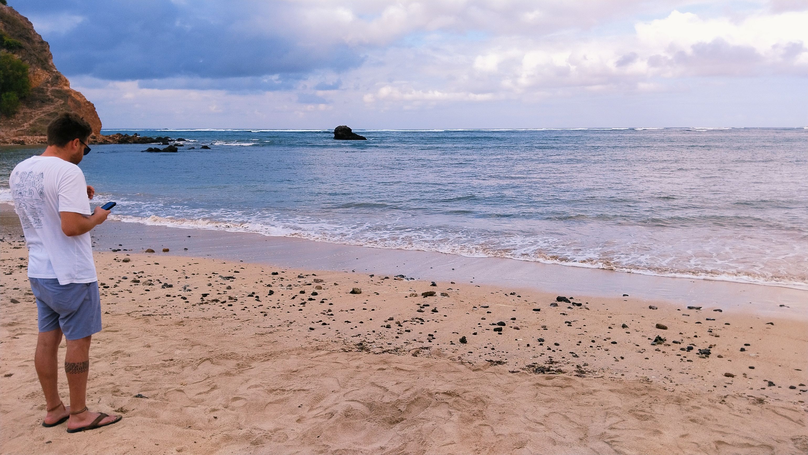 Seorang wisatawan menikmati pemandangan pesisir pantai Kuta di Pullman Lombok Merujani Mandalika Beach Resort, Pujut, Lombok Tengah, Jumat (19/9).