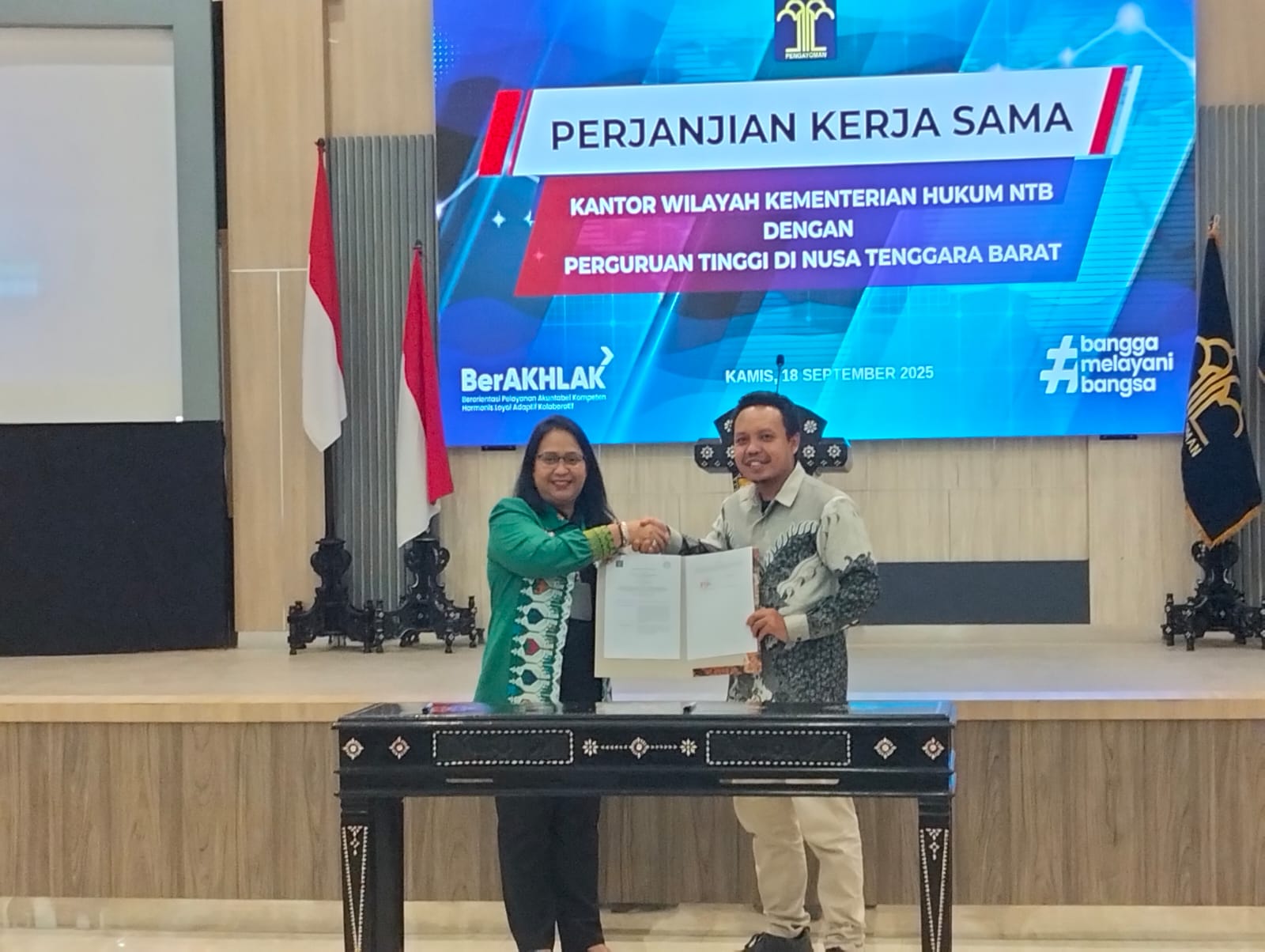PENANDATANGANAN PKS : Kepala Kanwil Kemenkum NTB I Gusti Putu Milawati (KIRI) bersama Wakil Rektor III Universitas Bumigora Lalu Ganda Rady Putra, menunjukkan Dokumen Perjanjian Kerjasama (PKS)