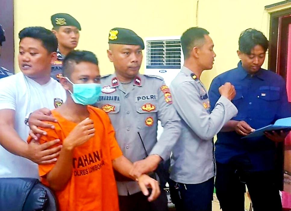 Korban Vira menolak ketika diajak berhubungan intim, Radiet marah lalu mencekik, menendang, dan membekap korban dengan pasir hingga meninggal dunia.
