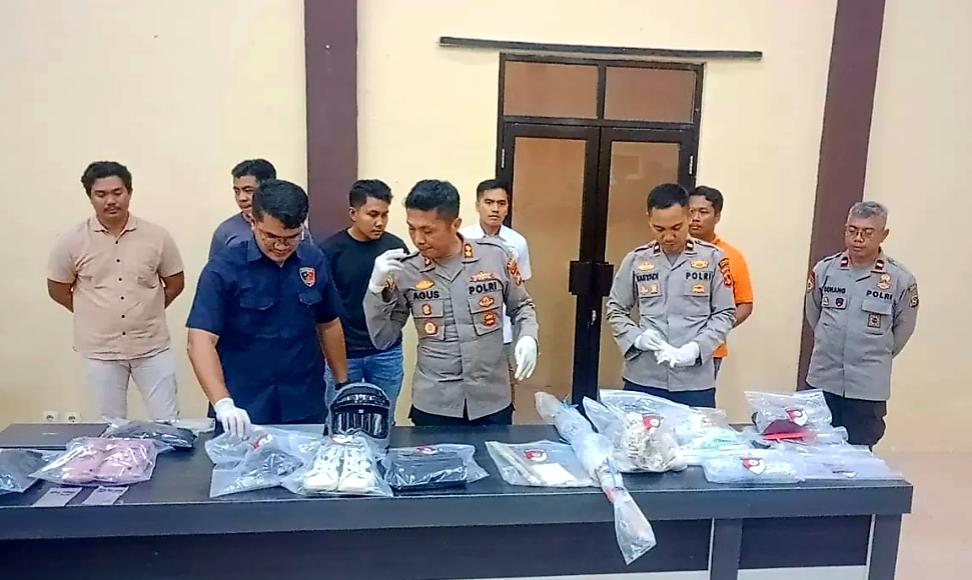 Polisi menyita sejumlah barang kasus pembunuhan Vira di Pantai Nipah.