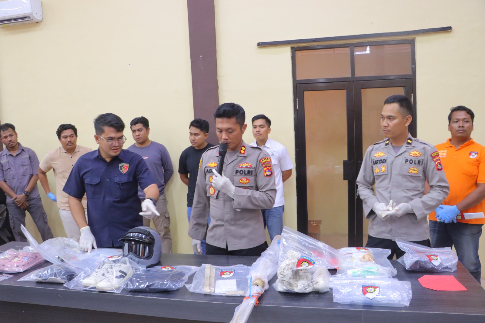Sejumlah barang bukti yang diamankan polisi dalam kasus kematian mahasiswi di Pantai Nipah
