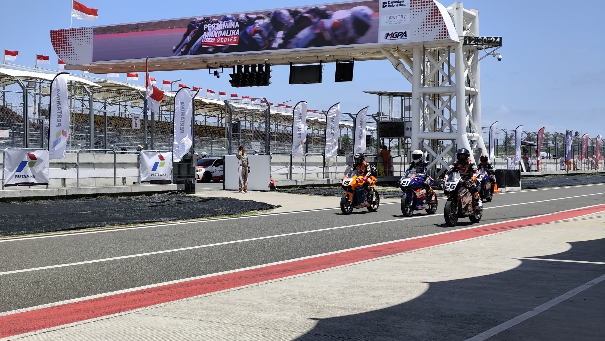 Persiapan balapan pembalap ajang Mandalika Racing Series 2025 Ronde 4 di Sirkuit Internasional Mandalika