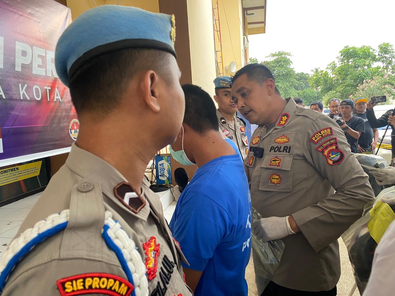 Kapolres Bima Kota AKBP Didik Putra Kuncoro saat menginterogasi Kades Poja Robi Darwis saat jumpa pers di Mapolres Bima Kota, Sabtu (20/9).