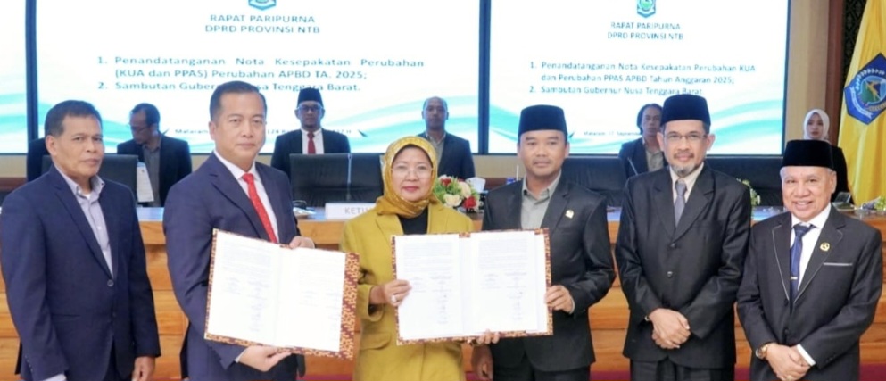 Gubernur NTB Lalu Muhamad Iqbal dan Ketua DPRD NTB Baiq Isvie Rupaeda didampingi wakil ketua dewan menunjukkan Nota Kesepakatan Perubahan KUA-PPAS Perubahan APBD 2025, Rabu (17/9).