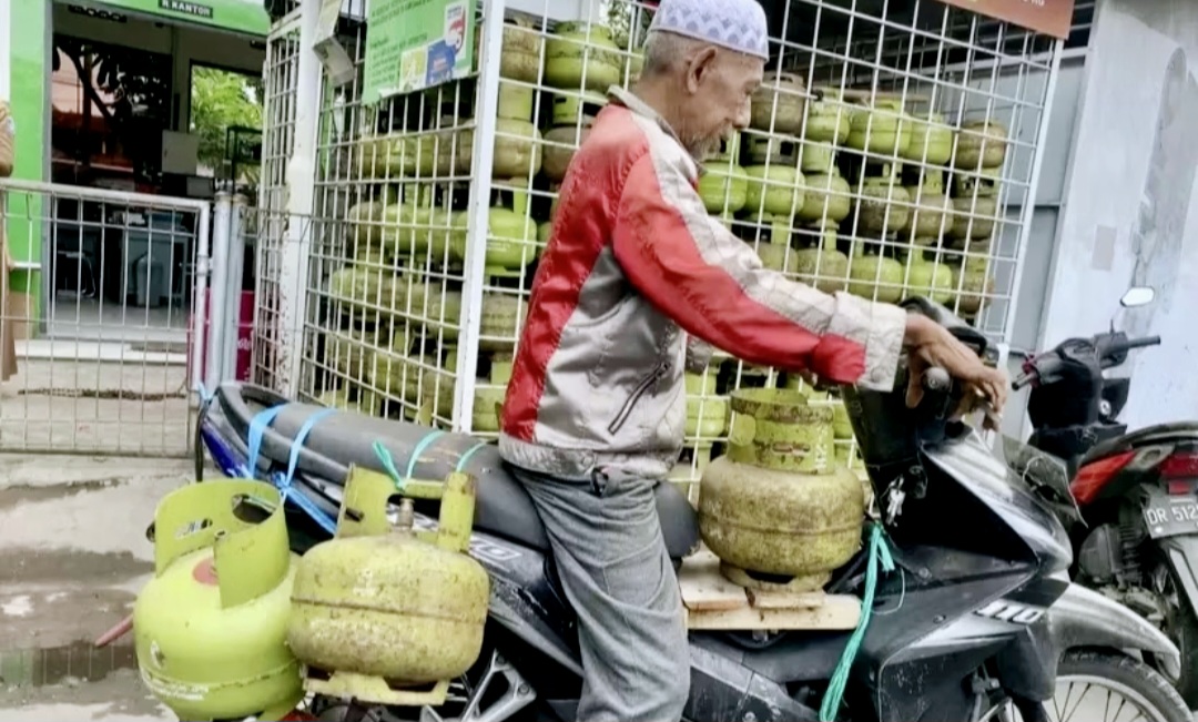 Warga Kota Mataram dan daerah lain mengeluhkan terjadinya kelangkaan gas elpiji bersubsidi beberapa hari terakhir.
