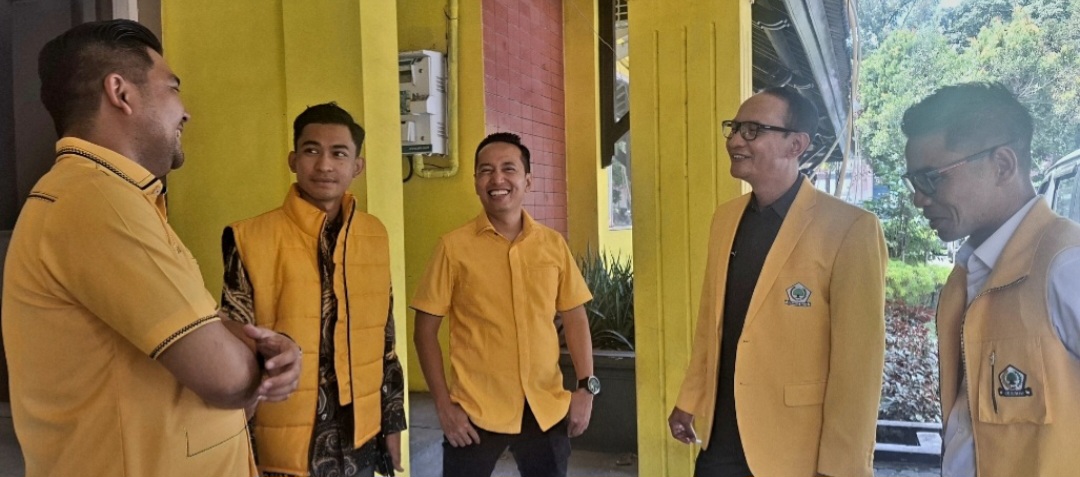Ketua DPD I Golkar NTB Mohan Roliskana didampingi Sekretaris Firadz Pariska dan Wakil Ketua Hamdan Kasim usai pertemuan dengan seluruh pengurus di kantor DPD Golkar NTB, Rabu (17/9).