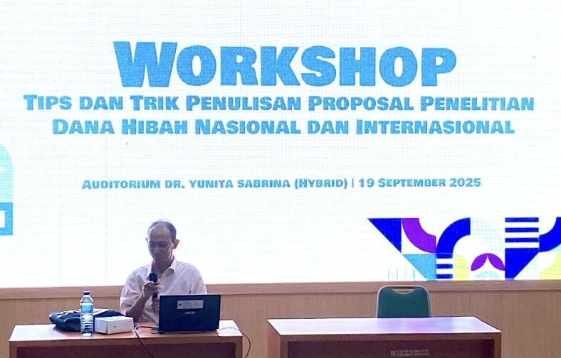 Prof. Dr. dr. Hamsu Kadriyan, Sp.THT-KL(K)., M.Kes saat memaparkan pengenalan dana hibah nasional dan internasional.