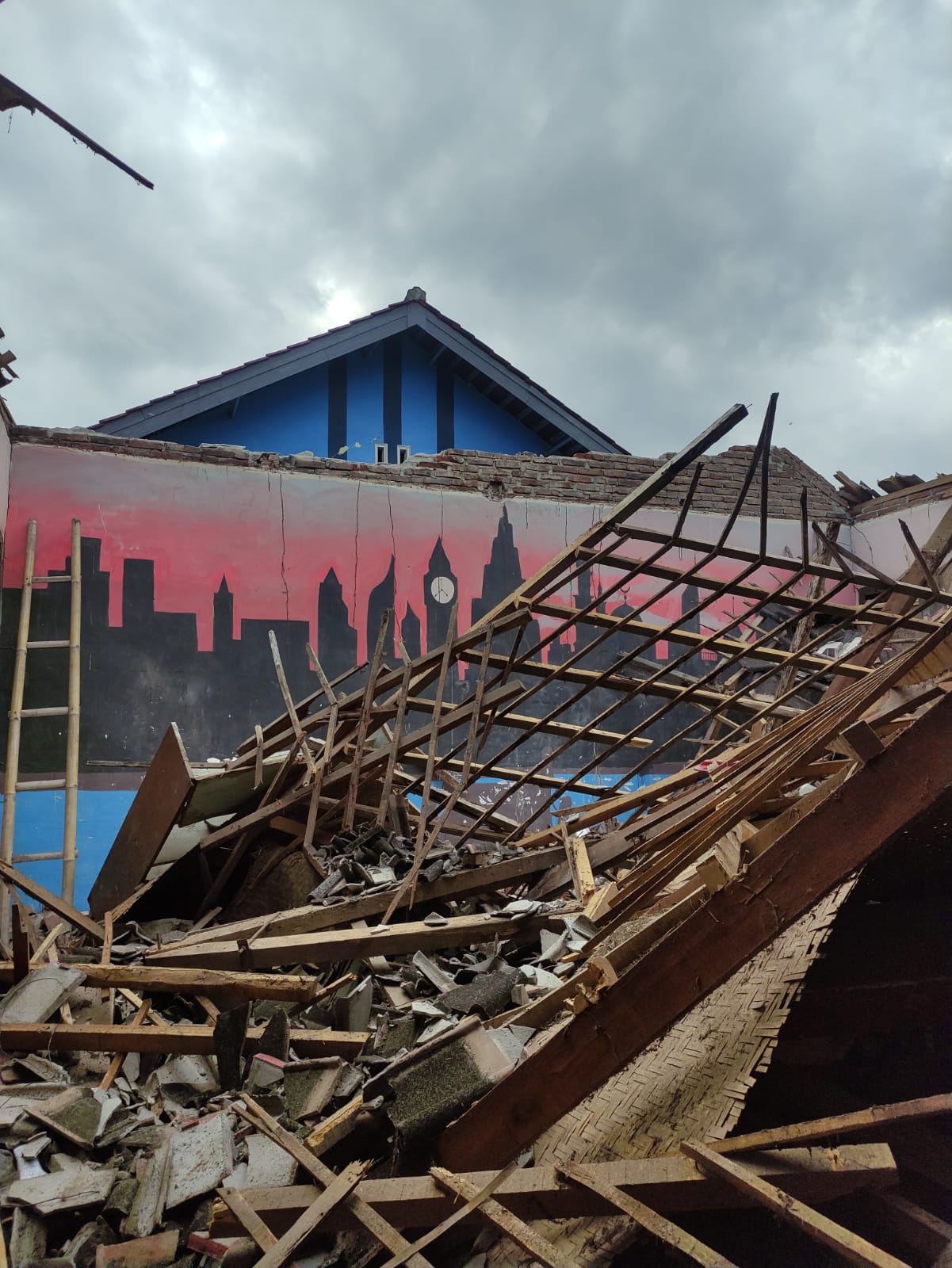 kondi ruang kelas SDN 1 Semaya yang ambruk diguyur hujan